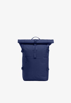 Marineblauer Rolltop-Rucksack mit vorderer Reißverschlusstasche, seitlichen Kompressionsriemen und oberem Schnallenverschluss, steht aufrecht vor weißem Hintergrund.