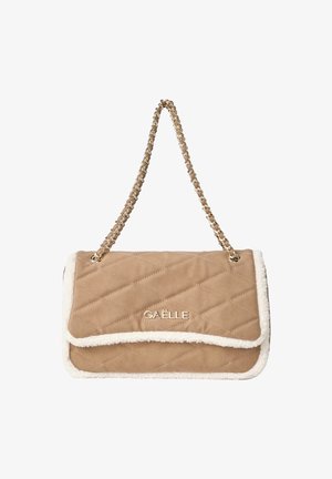 Borsa a tracolla beige trapuntata con dettagli in pelliccia crema, tracolla in catena dorata e chiusura a pattina con il nome del marchio "GAËLLE" in lettere metalliche.