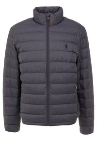 Puffjacka i mörkgrått med hög krage, vertikala sömmar, dragkedja fram och en liten logotyp på vänster bröst.