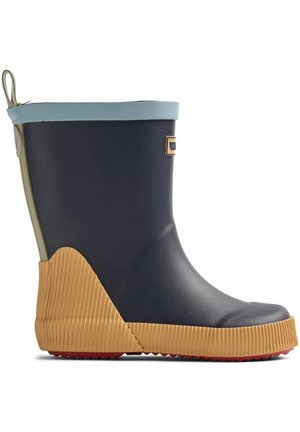 Botte de pluie en caoutchouc navy avec un col bleu clair. Semelle texturée de couleur tan avec des stries et traction rouge. Dispose d'une languette pour un enfilage facile.