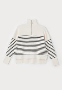 Maglione bianco a coste con collo alto, caratterizzato da strisce orizzontali nere e una mezza cerniera sul colletto. Completato con una vestibilità comoda.