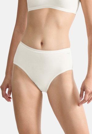 Sous-vêtements taille haute de couleur crème en coton lisse. Présente un design sans coutures avec une ceinture élastique douce et un marquage minimal.