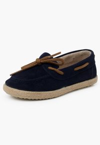 Marineblaue Wildlederbootsschuhe mit runder Zehenpartie, braunen Schnürsenkeln aus Seil und einer gewebten Jutesohle. Besitzt Ziernähte und seitliche Öffnungen für Atmungsaktivität.