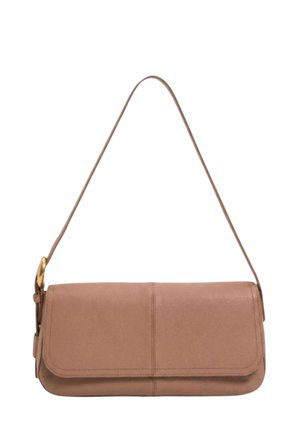 Borsa a tracolla in pelle marrone chiaro con tracolla lunga e fibbia dorata, dalla forma rettangolare e chiusura con patta, su sfondo bianco.