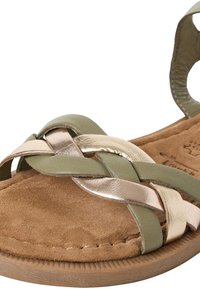 Sandalo verde e metallico con cinturini intrecciati, soffice soletta in suede e suola in gomma color nocciola.