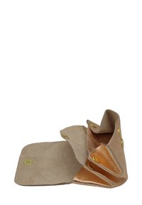Pochette en cuir bronze métallique pliable avec boutons-pression dorés, ouverte à plat pour montrer les compartiments et la doublure intérieure en daim.