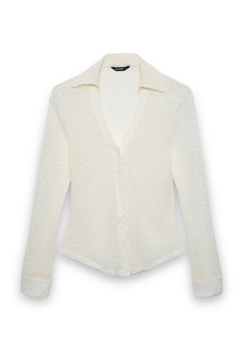 Weißes Langarmhemd mit strukturiertem Muster, frontaler Knopfleiste und Kragen. Es hat eine figurbetonte Silhouette und zulaufende Ärmel.