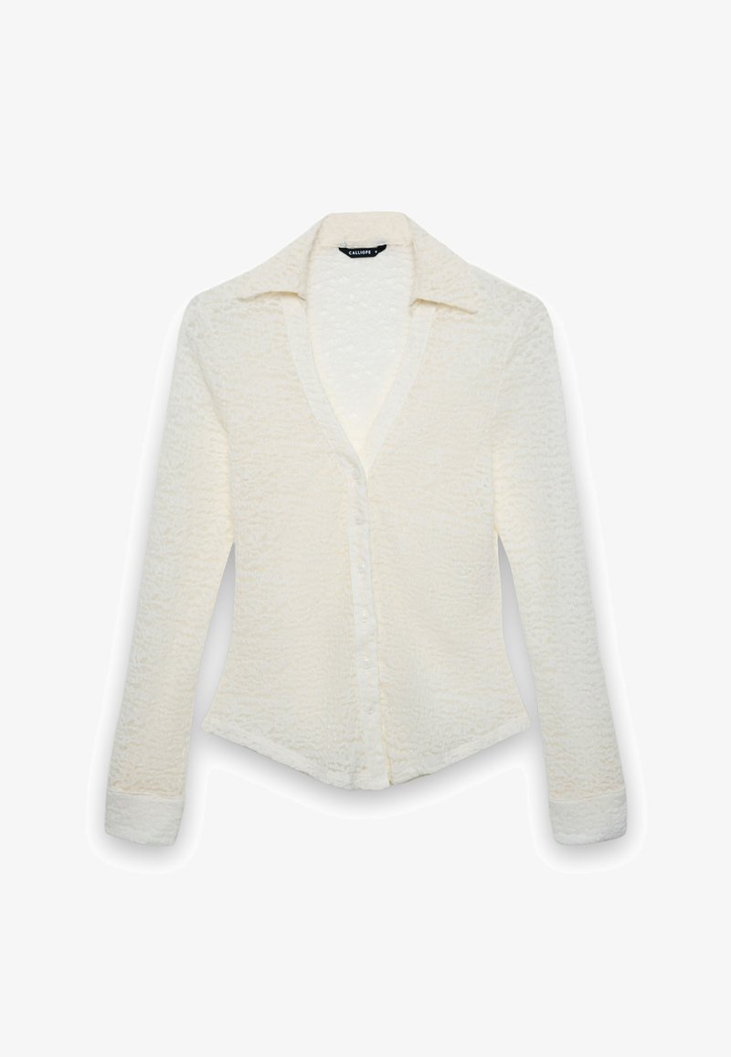 Weißes Langarmhemd mit strukturiertem Muster, frontaler Knopfleiste und Kragen. Es hat eine figurbetonte Silhouette und zulaufende Ärmel.