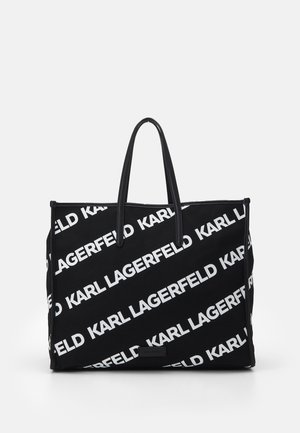 Sac fourre-tout noir avec le texte "KARL LAGERFELD" en blanc imprimé en diagonale. Dispose de longues poignées noires et d'une construction en tissu résistant.