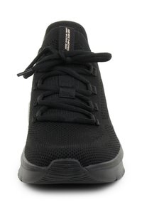 Zapatilla deportiva negra con parte superior de malla, patrón texturizado y cierre de cordones. Cuenta con una suela acolchada y cordones planos para un ajuste seguro.