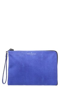 Modrý texturovaný pouzdro s hladkým povrchem, zapínání na zip a poutko na zápěstí. Uprostřed minimalistické stříbrné logo.