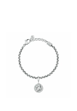 Bracciale a catena in argento con un ciondolo rotondo raffigurante un cherubino dettagliato che tiene un arco e una freccia.