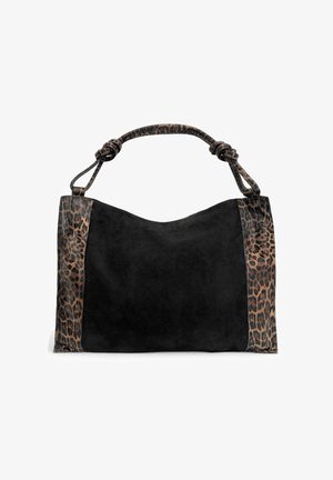 Sac à main en suede noir avec des accents à motif léopard, poignée nouée et surface douce et texturée. Forme ouverte avec une large ouverture.
