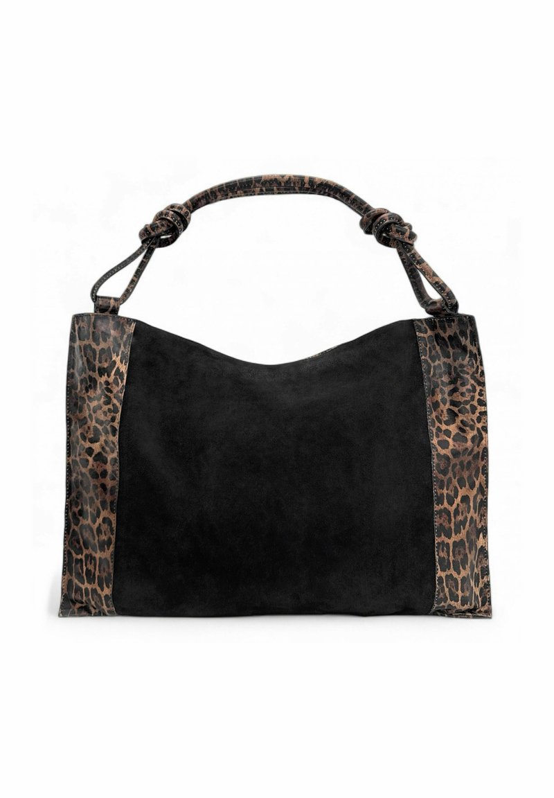 Sac à main en suede noir avec des accents à motif léopard, poignée nouée et surface douce et texturée. Forme ouverte avec une large ouverture.
