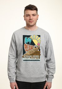 Šedá mikina s barevným grafikou zobrazeným postavou arašídu, sluncem a textem "Alabama Grown Fresh Packed", s žebrovanými manžetami.