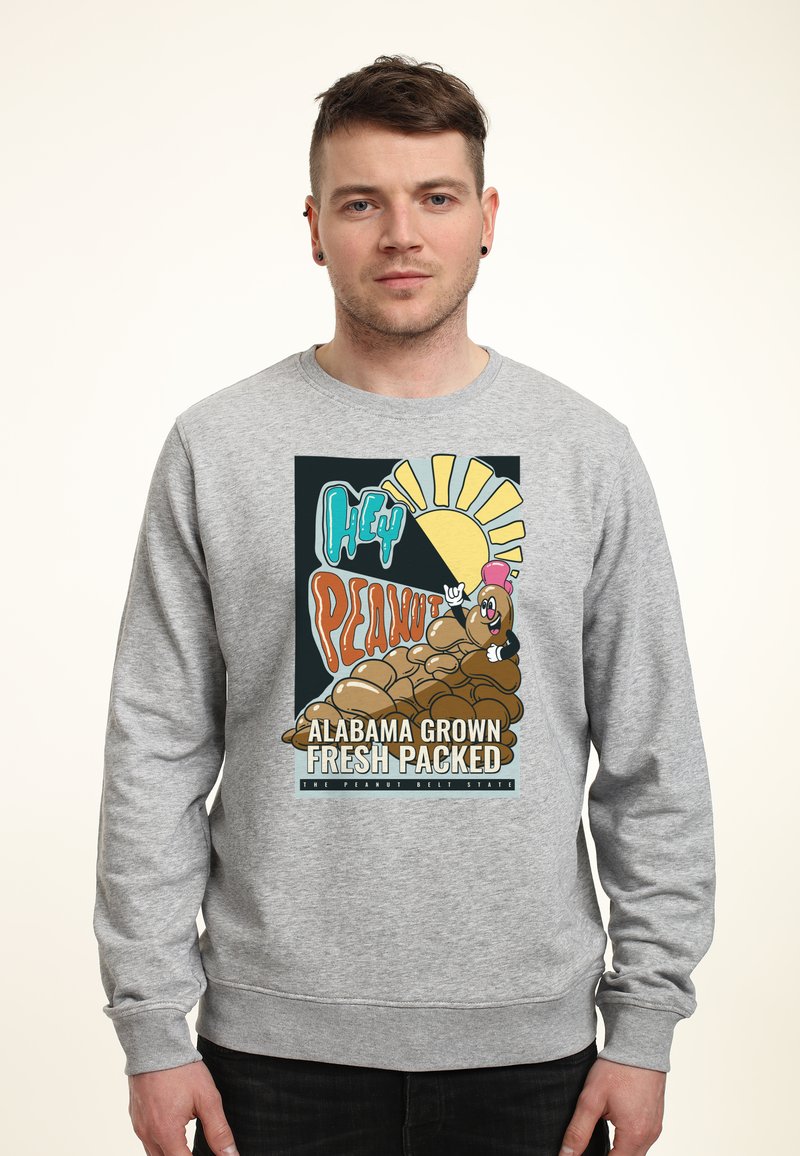 Šedá mikina s barevným grafikou zobrazeným postavou arašídu, sluncem a textem "Alabama Grown Fresh Packed", s žebrovanými manžetami.