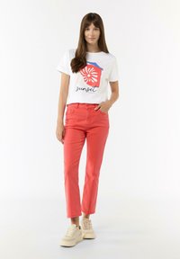 comma casual identity MIT FRONT - Print T-shirt - weiß