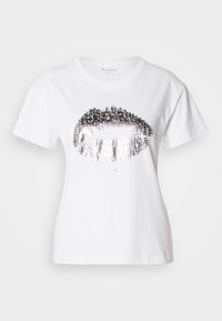 Hvit bomulls-t-skjorte med en stor, metallisk sølv leppegrafikk med tekstinnslag integrert i designet. Kortermet med rund hals.