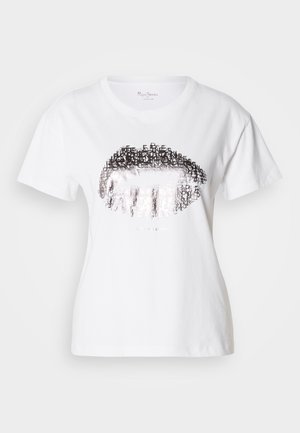 Maglietta bianca in cotone con una grande stampa metallica argentata a forma di labbra, con elementi testuali integrati nel design. Maniche corte e scollo a girocollo.