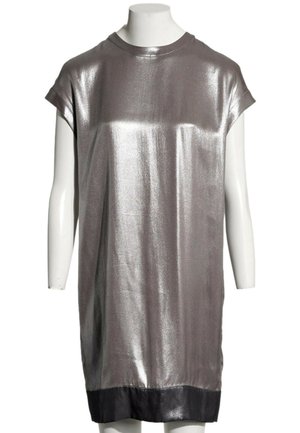 Robe courte à manches courtes et longueur au genou en tissu argenté métallique avec un ourlet noir, présentée sur un mannequin sans tête avec des bras blancs.