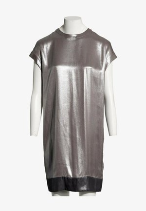 Robe courte à manches courtes et longueur au genou en tissu argenté métallique avec un ourlet noir, présentée sur un mannequin sans tête avec des bras blancs.
