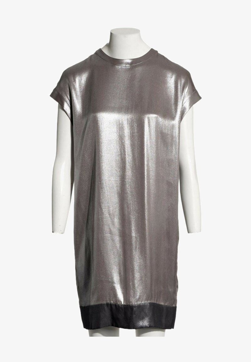Robe courte à manches courtes et longueur au genou en tissu argenté métallique avec un ourlet noir, présentée sur un mannequin sans tête avec des bras blancs.