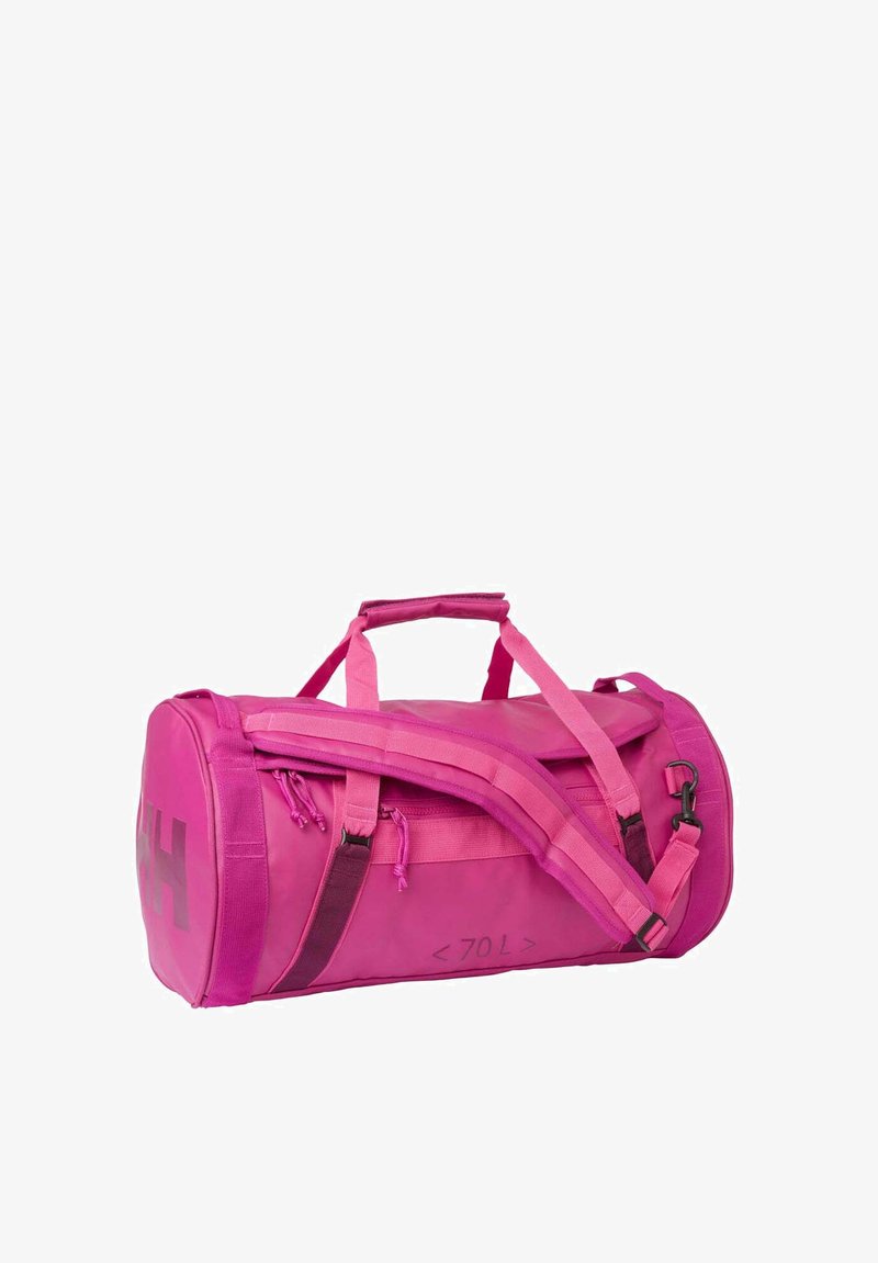 Sac de sport rose en forme cylindrique, fabriqué à partir de matériau résistant, avec des poignées doubles, une bandoulière et un grand compartiment zippé.