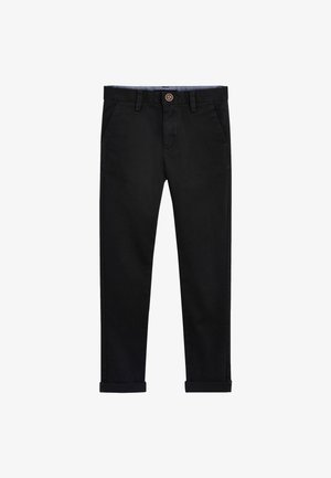 Mustad kitsad püksid, millel on nööp- ja lukustuskinnitused, vööaasad, esitaskud ning pahkluudel mansetid, valgel taustal.