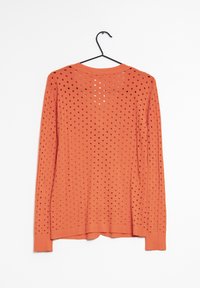 Långärmad, löst stickad tröja i stark orange, med stora hål över hela plagget, rund halsringning och ribbad nederkant. Designad för att vara luftigt.