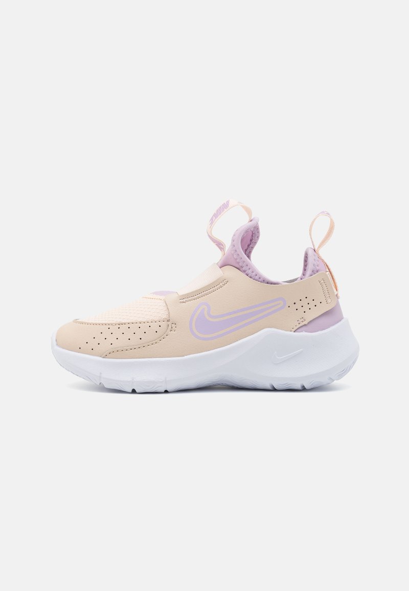 Könnyű sneaker bézs és levendula színben. Légáteresztő hálóból készült, texturált felsőrésszel, slip-on kialakítással és fehér gumitalppal.