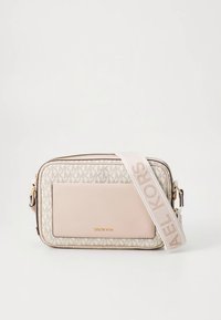 Crossbody taske i beige og creme med monogrammønster, glat lyserødt læder foran, gulddetaljer og justerbar rem med mærkevare navn.