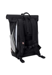 Zwart-grijze roll-top rugzak met gewatteerde rug, verstelbare schouderbanden, borstgesp en een deels open zijvak met rits.