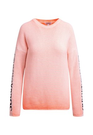 Hellrosa gestrickter Pullover mit Rundhalsausschnitt und langen Ärmeln. Verfügt über kontrastierenden schwarzen Text am linken Ärmel und eine strukturierte Oberfläche.