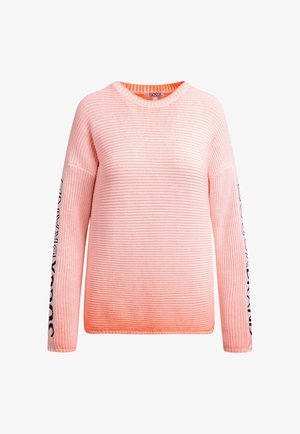 Hellrosa gestrickter Pullover mit Rundhalsausschnitt und langen Ärmeln. Verfügt über kontrastierenden schwarzen Text am linken Ärmel und eine strukturierte Oberfläche.