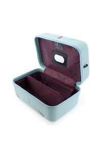 Maleta rígida en azul claro con un acabado texturizado. El interior cuenta con un forro burdeos, un bolsillo con cremallera y compartimentos organizativos.