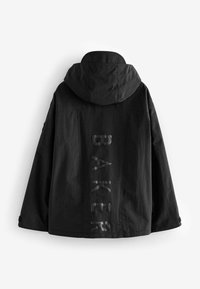 Schwarze Kapuzenjacke mit lässiger Passform, strukturiertem Stoff und großen geprägten "BAKER"-Buchstaben auf dem Rücken.