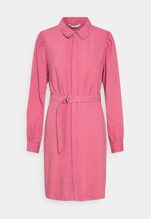 Roze overhemdjurk met kraag, lange pofmouwen, een getailleerde taille met ceintuur en een rechte silhouet, gemaakt van een gladde stof.