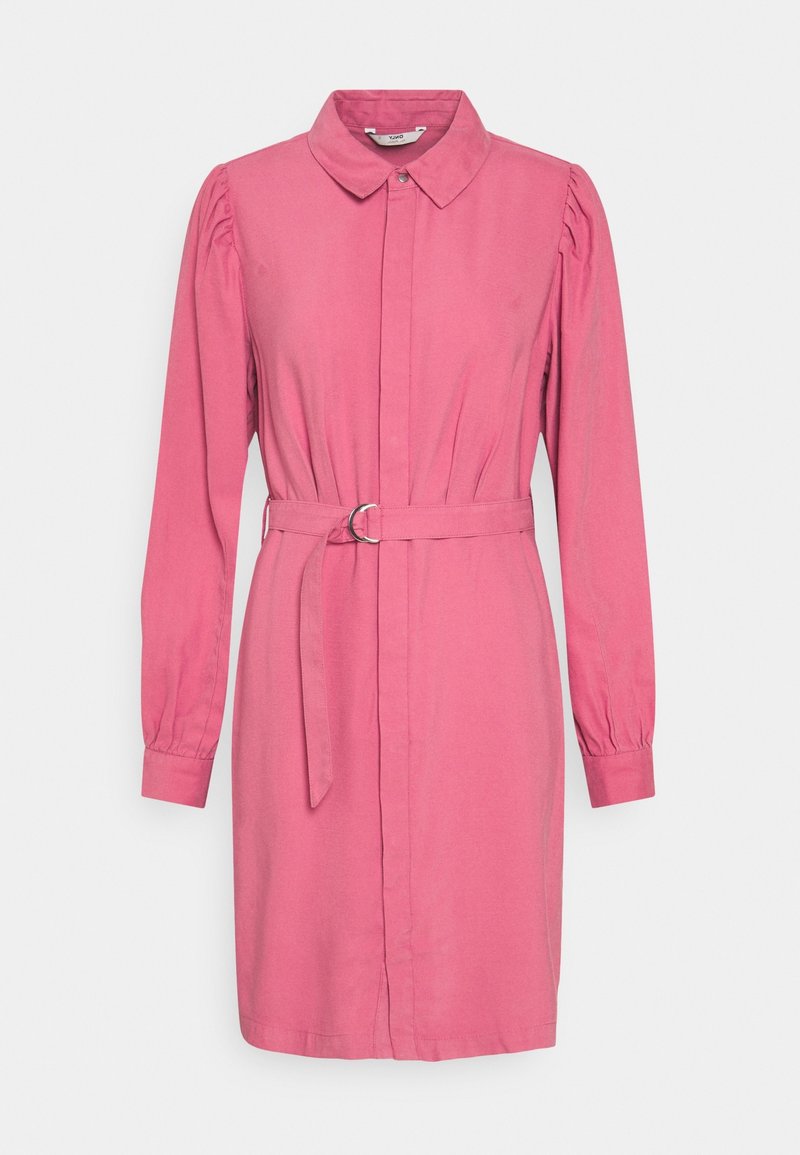 Robe chemise rose avec col, manches longues bouffantes, taille ceinturée et silhouette droite, fabriquée dans un tissu lisse.