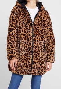 Abrigo de piel sintética con estampado de leopardo, con cierre delantero, capucha y dos bolsillos laterales; presenta una textura suave y un diseño de corte holgado.