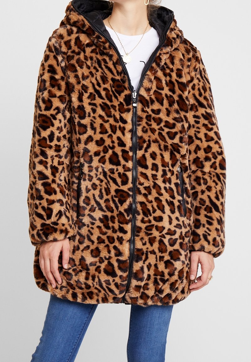 Abrigo de piel sintética con estampado de leopardo, con cierre delantero, capucha y dos bolsillos laterales; presenta una textura suave y un diseño de corte holgado.