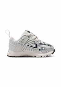 Chaussure de sport blanche en matériaux synthétiques et en maille. Présente des accents métalliques argentés, des panneaux texturés et une semelle en caoutchouc avec grip.