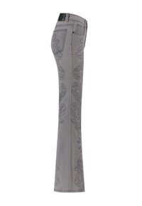 Jeans flare in denim grigio con intricati motivi neri sui lati, dotati di tasche tradizionali e una vita nera uniforme.