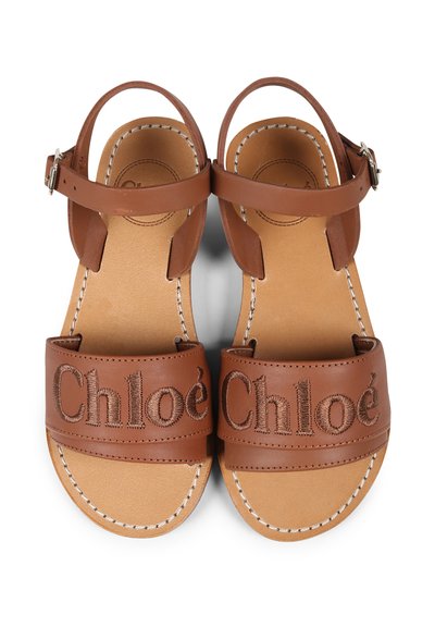 Sandali in pelle marrone con punta aperta, cinturini alla caviglia e "Chloé" impresso sulle larghe fasce anteriori. Cuciture decorative sulla suola.