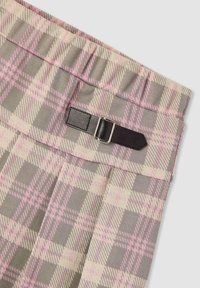 Tessuto a quadri grigio con accenti rosa, con un dettaglio in fibbia nera in vita, che mette in risalto un design strutturato e sartoriale.