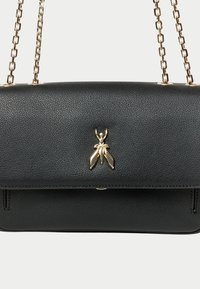 Borsa a mano in pelle nera con superficie testurizzata, caratterizzata da un'applicazione a forma di insetto in tonalità dorata e una tracolla a catena.