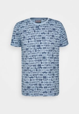 Niebieska bawełniana koszulka z różnymi nadrukami w ciemnym odcieniu niebieskiego, w tym tekstem, słońcami, falami i palmami. Okrągły dekolt i krótkie rękawy.