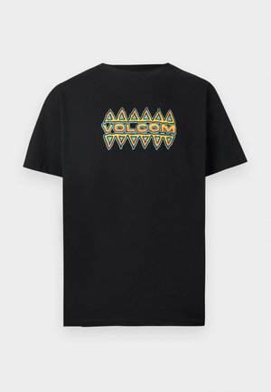Μαύρο κοντομάνικο μπλουζάκι με μπλε και πορτοκαλί γεωμετρικό τρίγωνο σχέδιο και το κείμενο "VOLCOM" στη μέση του στήθους.