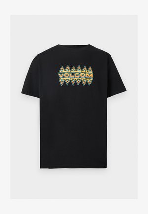 Μαύρο κοντομάνικο μπλουζάκι με μπλε και πορτοκαλί γεωμετρικό τρίγωνο σχέδιο και το κείμενο "VOLCOM" στη μέση του στήθους.