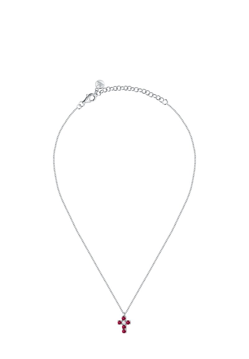 Collana d'argento con un piccolo ciondolo a forma di croce decorato con gemme rosse, catena delicata, chiusura a moschettone e lunghezza regolabile.