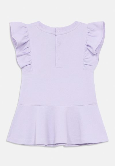Παιδικό κοντομάνικο φόρεμα λιλά με βολάν στα μανίκια, κλείσιμο με κουμπιά στην πλάτη και φαρδύ τελείωμα, κατασκευασμένο από υφασμάτινη υφή.